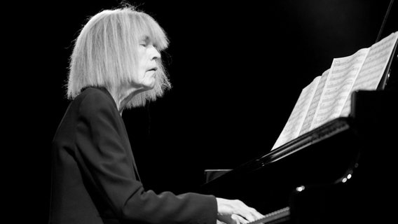 Die Pianistin Carla Bley mit ihrem Trio auf dem Moers Festival am 25. Mai 2012. © picture alliance / dpa Foto: Bernd Thissen