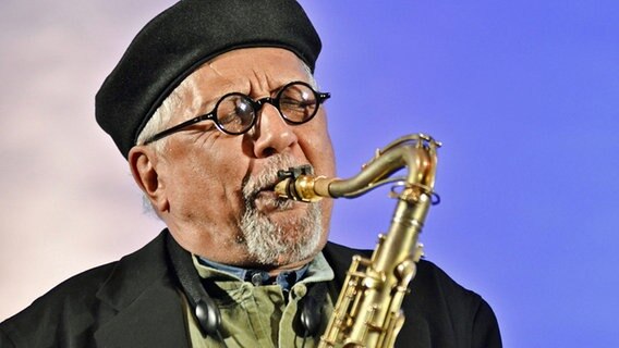 Charles Lloyd spielt mit geschlossenen Augen Saxofon © imago/Rudolf Gigler Foto: Rudolf Gigler