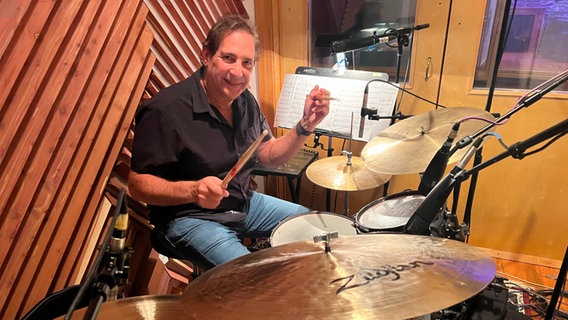 Der Schlagzeuger Danny Gottlieb sitzt in einem Studio an seinem Instrument. © Danny Gottlieb 