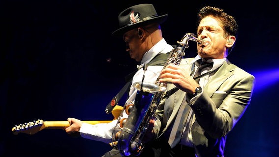 Dave Koz spielt das Saxofon bei einem Konzert. © imago/Gallo Images 