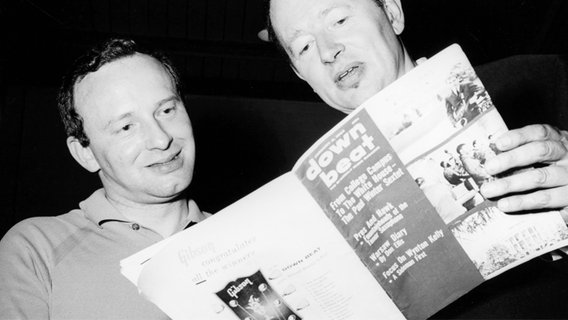 Humphrey Lyttleton und Alex Welsh lesen das Downbeat Magazine im Jahr 1963. © National Jazz Archive/Heritage Images Foto: Brian Foskett