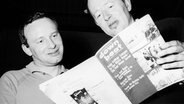 Humphrey Lyttleton und Alex Welsh lesen das Downbeat Magazine im Jahr 1963. © National Jazz Archive/Heritage Images Foto: Brian Foskett