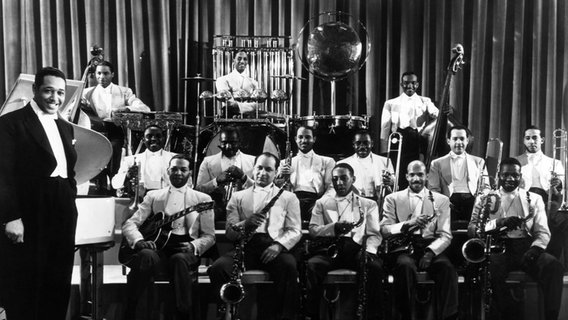 Duke Ellington steht neben seinem Orchester, 1943 © CSU Archives / Everett Collection 