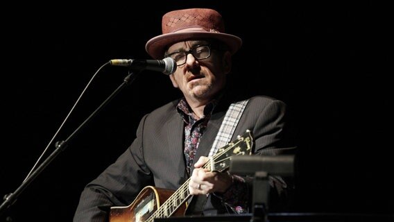 Elvis Costello spielt Gitarre. © IMAGO / Scherf 