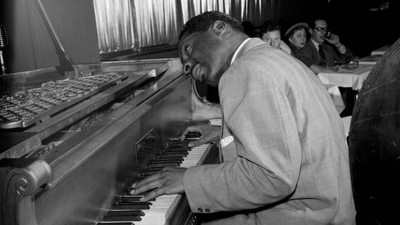 Erroll Garner, Jazzpianist im Porträt zwischen 1946 und 1948 in New York. © IMAGO / Cinema Publishers Collection Foto: William P. Gottlieb