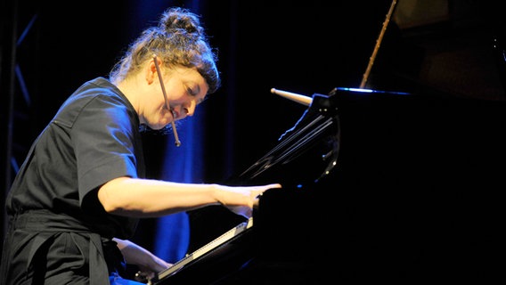 Die Pianistin Eve Risser bei einem Konzert. © IMAGO Foto: Sven Thielmann
