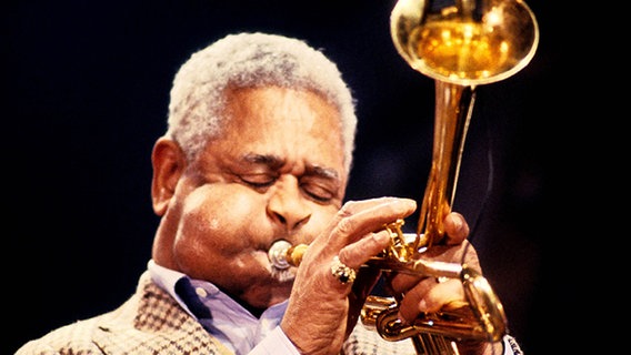 Dizzy Gillespie spielt Trompete © picture alliance / 