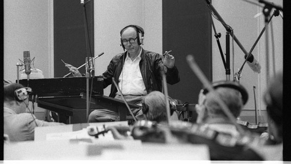 Der Filmkomponist Henry Mancini dirigiert vor Musikern in einem Aufnahmestudio in London. © picture alliance / Heritage Images Foto: Brian O'Connor