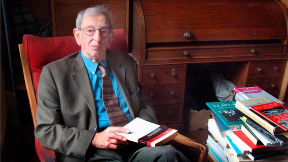 Eric Hobsbawm sitzt in einem Sessel in seiner Londoner Wohnung. Eric Hobsbawm sitzt in einem Sessel in seiner Londoner Wohnung. © picture alliance / akg-images / Purkiss Archive / A
