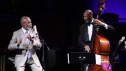 Hubert Laws und Ron Carter spielen auf der Bühne der Rose Hall im Lincoln Center, bei den NEA Jazz Masters Awards 2012. © imago images / ZUMA Wire 