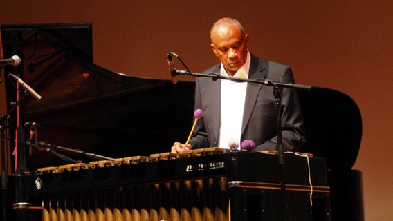 Bobby Hutcherson spielt Vibrafon © imago images Foto: Manfred Siebinger