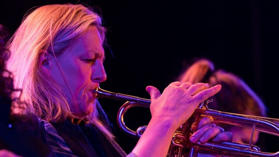 Die Kanadierin Ingrid Jensen spielt auf der Bühne Trompete. © picture alliance / Pacific Press Foto: Lev Radin