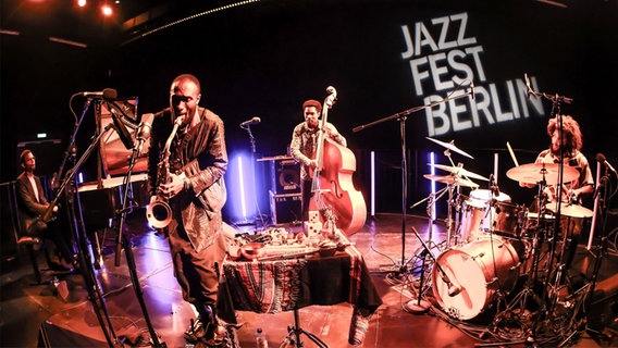 Isaiah Collier mit seinem Quartett beim Jazzfest Berlin 2022. © IMAGO / Votos - Roland Owsnitzki Foto: Roland Owsnitzki