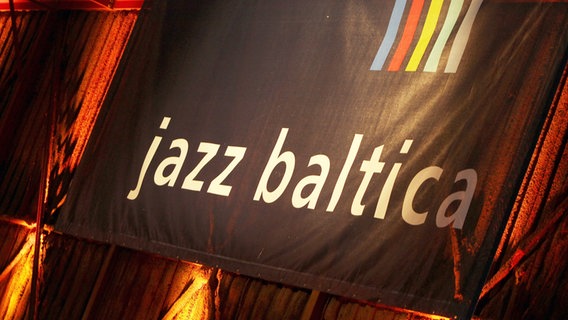 Ein Banner zeigt den Schriftzug des Festivals JazzBaltica. © picture alliance / dpa Foto: Malte Christians