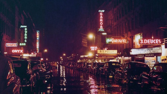 Die 52nd Street New Yorks im Jahr 1948 bei Nacht. © akg-images Foto: William P. Gottlieb