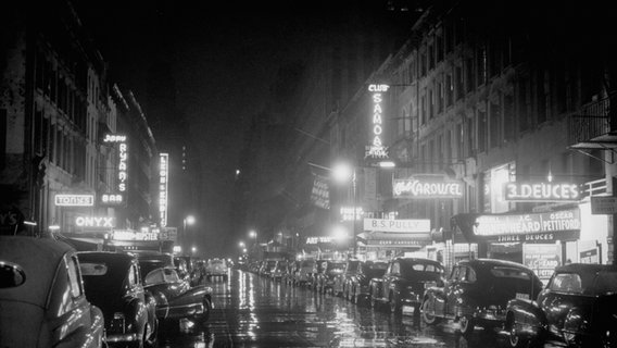 Die 52nd Street bei Nacht im New York der 1940er Jahre. © Heritage Images / William Paul Gottlieb 