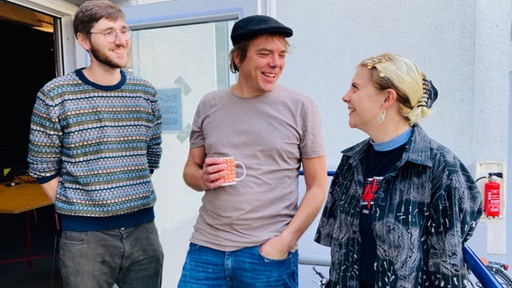 Lennart Voss, Arne Pünter und Sophia Göken unterhalten sich. © Andrea Schwyzer 