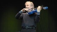 Der Geiger Jean-Luc Ponty spielt lächelnd auf einer blauen Violine. © POP-EYE/Christian Behring Foto: Christian Behring