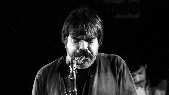 Der Saxofonist Jim Pepper spielt ein Tenorsaxofon mit geschlossenen Augen. © IMAGO / BRIGANI-ART Foto: IMAGO / BRIGANI-ART