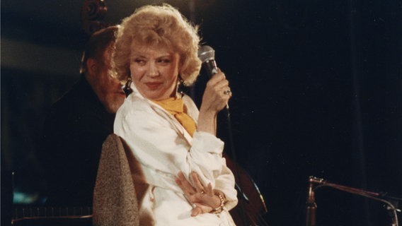 Helen Merrill auf einer Bühne mit ein Mikrofon. © picture alliance / National Jazz Archive/Heritage I | Brian Fosket Foto: Brian Fosket