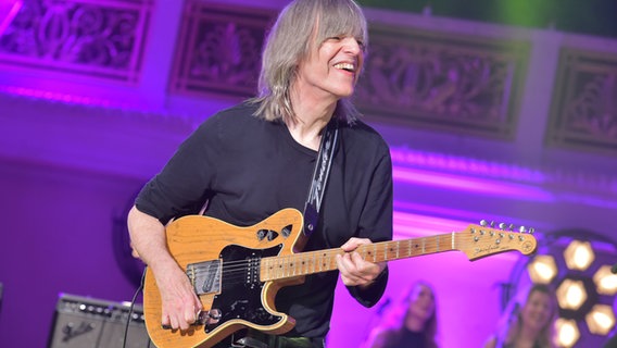 Der Gitarrist Mike Stern spielt bei einem Konzert Gitarre und lacht ins Publikum © picture alliance / Photopress Mueller Foto: Ralf Mueller