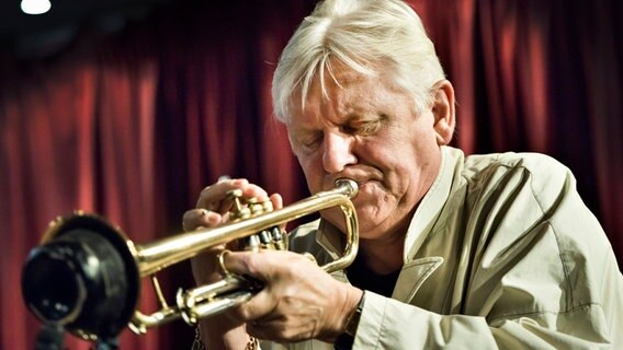 Palle Mikkelborg spielt Trompete im Jazzhus Montmartre in Kopenhagen am 13. November 2015. © IMAGO / Ritzau Scanpix Foto: Torben Christensen