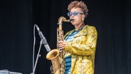 Die Saxofonistin Nubya Garcia spielt ein Konzert auf der Bühne des Glastonbury Festivals 2022 © picture alliance / Photoshot Foto: Scott Gouldsbrough