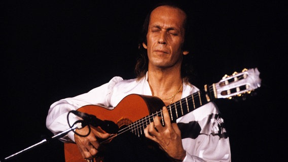 Paco De Lucia spielt Gitarre. © IMAGO / BRIGANI-ART 