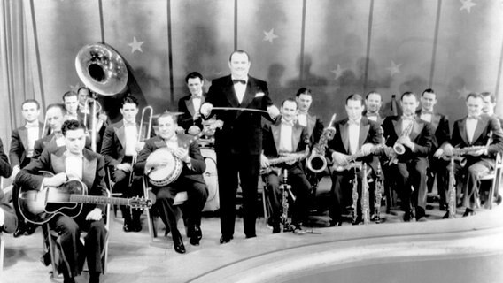 King of Jazz: Paul Whiteman und sein Orchester, 1930 © picture alliance / Everett Collection | Courtesy Everett Collection 