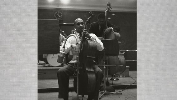 Oscar Pettiford spielt sein Cello bei Proben zum NDR Jazzworkshop © NDR Foto: Susanne Schapowalow