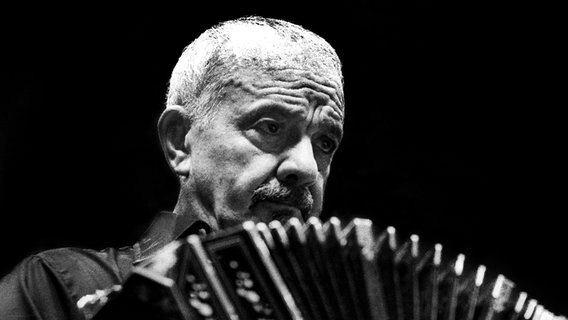 Astor Piazzolla spielt Bandoneon. © picture alliance / dpa | Claudio Herdener Foto: Claudio Herdener