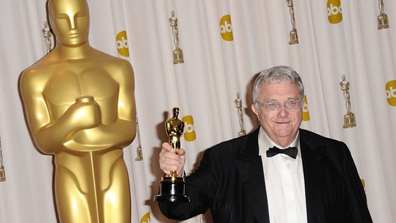 Randy Newman hält seinen Oscar-Award in der Hand. © picture alliance / abaca Foto: Lionel Hahn
