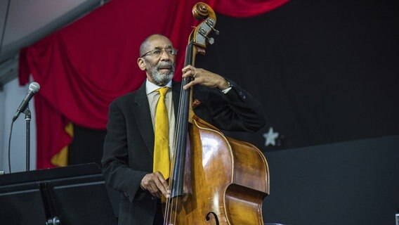 Ron Carter spielt Kontrabass. Ron Carter spielt Kontrabass. © Picture alliance/AP/Invision Foto: Amy Harris