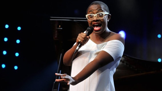 Die US-amerikanische Sängerin Cécile McLorin Salvant auf dem Festival Jazz in Marciac. © picture alliance / dpa | Michel Viala Foto: Michel Viala