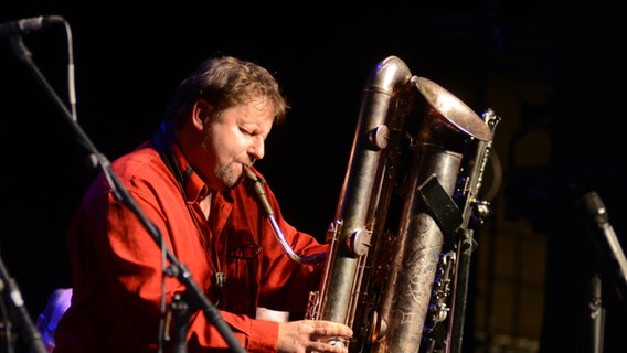 Steffen Schorn spielt ein Basssaxofon. © Lutz Voigtlaender Foto: Lutz Voigtlaender