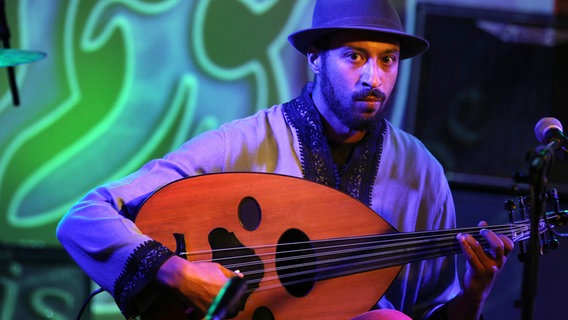 Der Oudspieler Alaa Zouiten während eines "Arab Song Jam"-Konzertes in Berlin am 02. November 2017. © picture alliance/AP Photo Foto: Michael Sohn
