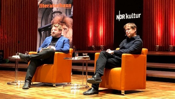 Alexander Solloch und Daniel Kehlmann sitzen in Sesseln auf der Bühne des Kleinen Sendesaal des NDR in Hannover. © NDR Foto: Birgit Laabs