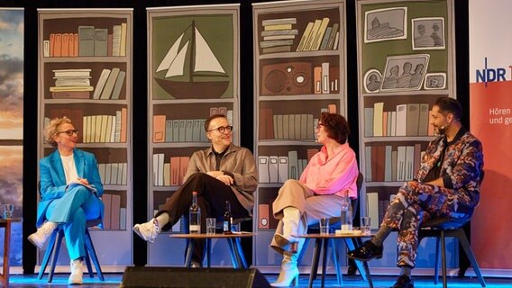 Julia Westlake, Daniel Schreiber, Ildikó von Kürthy und Gianni Jovanovic sitzen auf einer Bühne. © Maren Janning Foto: Maren Janning