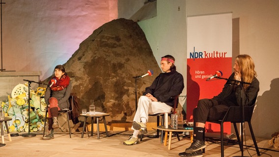 Shida Bazyar, Leif Randt und Philipp Winkler sitzen auf einer Bühne. © Mera Krautzig Foto: Mera Krautzig