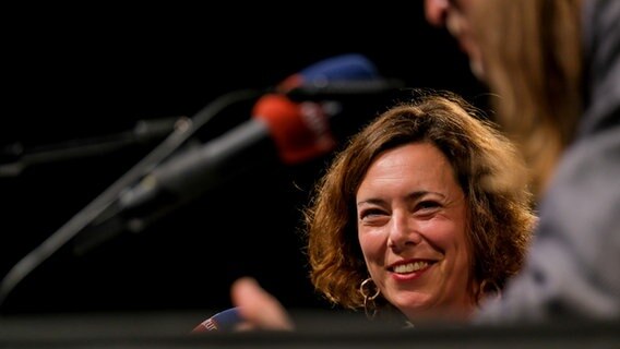 Eva Menasse schaut lachend in die Kamera. © Dietrich Kühne Foto: Dietrich Kühne