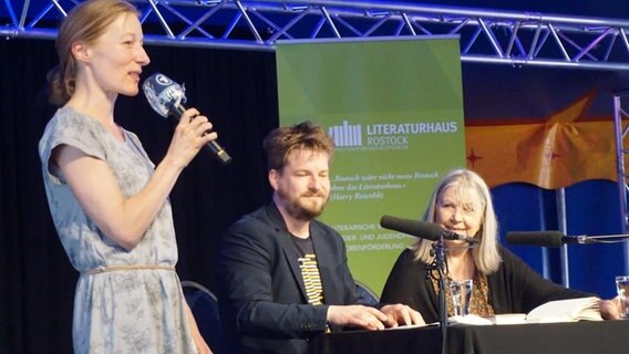 Ulrika Rinke, Alexander Solloch und Helga Schubert gemeinsam auf einer Bühne. © Literaturhaus Rostock 