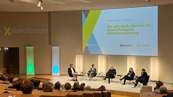 Christoph Neuberger, Sonja Anders, Manfred Prisching, Ida Borkenhagen und Ulrich Kühn sitzen auf der Bühne im Auditorium des Schlosses Herrenhausen in Hannover. © NDR Foto: Julia Beyer