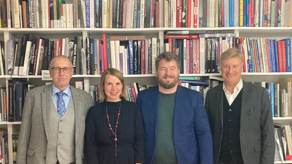 Konrad Paul Liessmann, Helene Bubrowski, Alexander Solloch und Ole von Beust stehen vor einer Bücherwand. © ZEIT-Stiftung Foto: Maike Egge