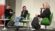 Alexander Solloch, Shila Behjat und Christina Clemm sitzen auf Stühlen im Halbkreis auf einer Bühne. © ZEIT-Stiftung Foto: Saskia Helin
