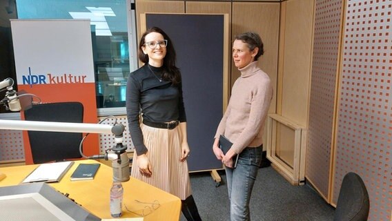 Juliane Bergmann und Lisa Kreißler stehen im Hörfunkstudio von NDR Kultur. © NDR Foto: Alexander Solloch