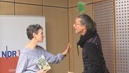 Eine Frau und ein Mann streiten sich. © NDR Foto: Julia Beyer