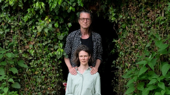 Joachim Dicks steht hinter der sitzenden Lisa Kreißler und legt seine Hände auf ihre Schultern. © Manuel Gehrke Foto: Manuel Gehrke