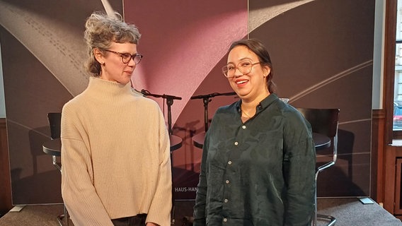 Zwei Frauen stehen nebeneinander auf einer Bühne. © NDR Foto: Alexander Solloch