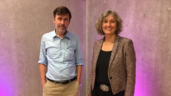 Peter Stamm und Katja Weise stehen nebeneinander und schauen in die Kamera. © NDR Foto: Juliane Bergmann