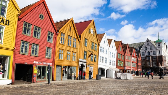 Innenstadt Bergen, hier: das Hafenviertel Bryggen mit ihrer berühmten Häuserfront © picture alliance / pressefoto_korb Foto: Micha Korb